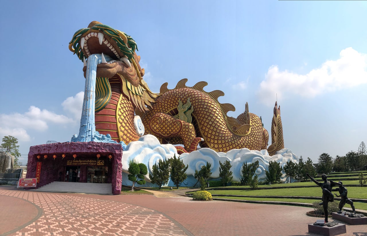 รูปปั้นมังกรขนาดใหญ่ พิพิธภัณฑ์ลูกหลานพันธุ์มังกร หรือ อุทยานมังกรสวรรค์